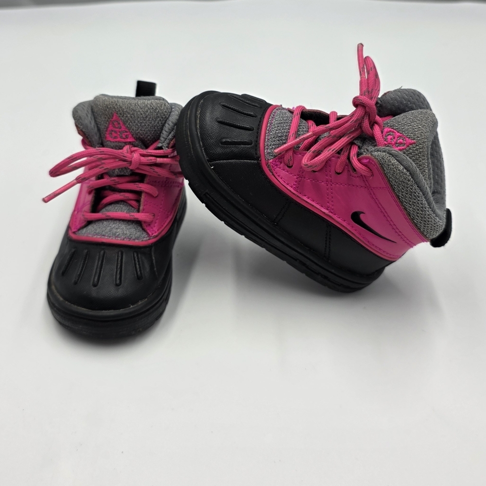 Nike ACG girls' Woodside boots size 5
